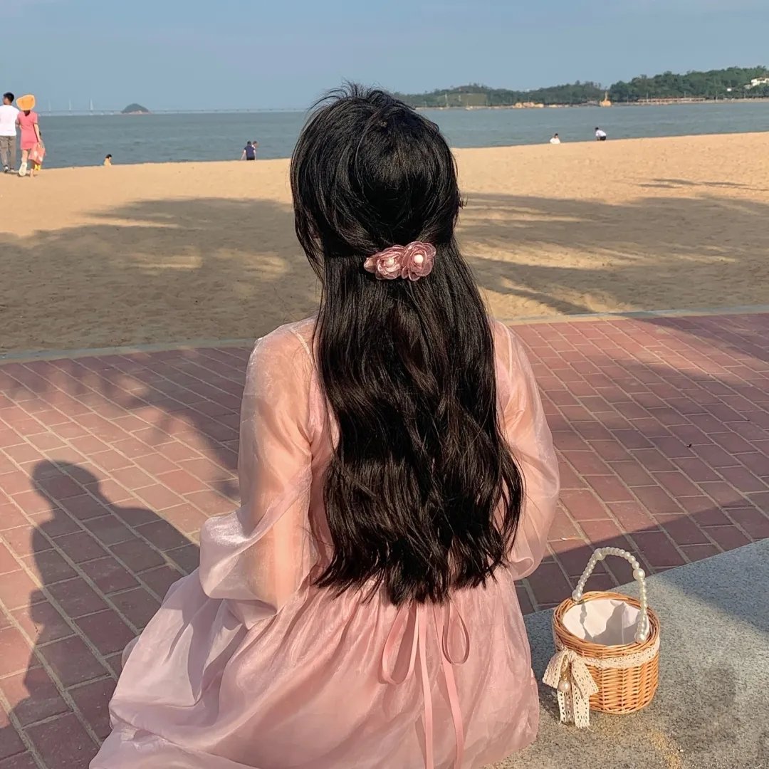 坐在酒吧里吃蛋糕
